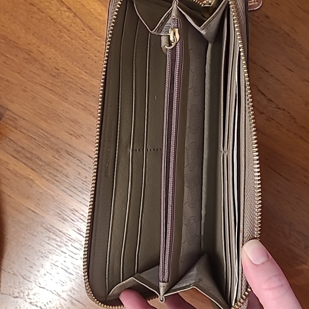 MICHAEL Michael Kors handbag and matching wallet - Picture 3 of 8